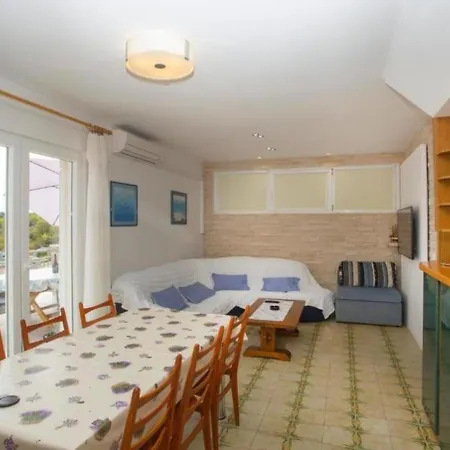 Damir - 80 M From Apartment