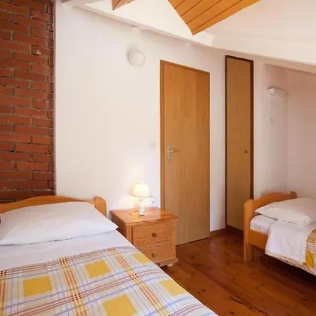 Damir - 80 M From Apartment