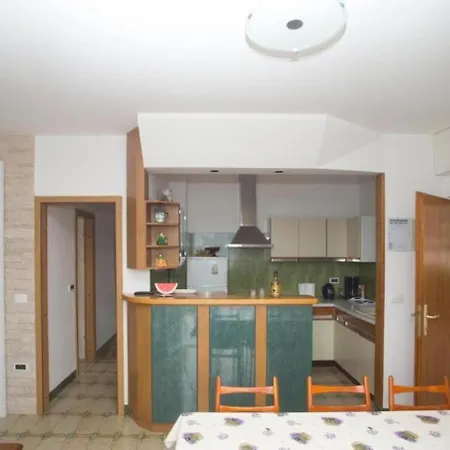 Damir - 80 M From Apartment Postira