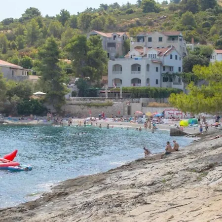 Damir - 80 M From Apartment